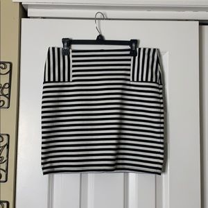 Stretchy stripped skirt